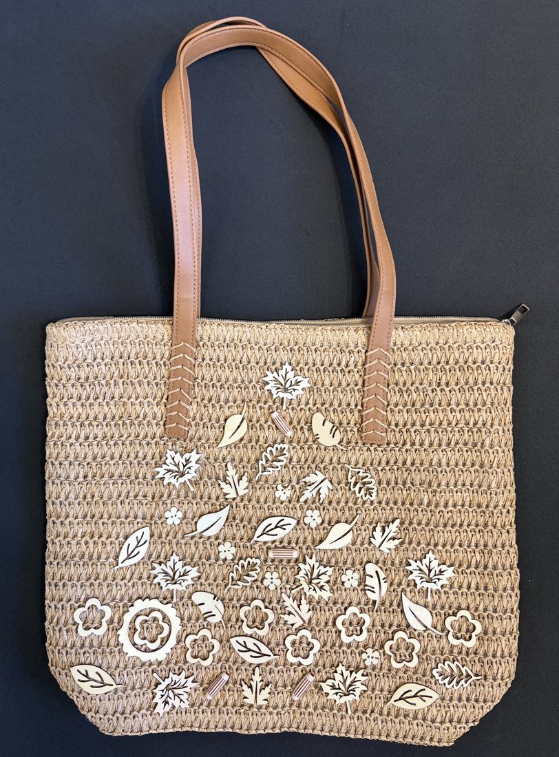 Bolso tejido con detalles decorativos