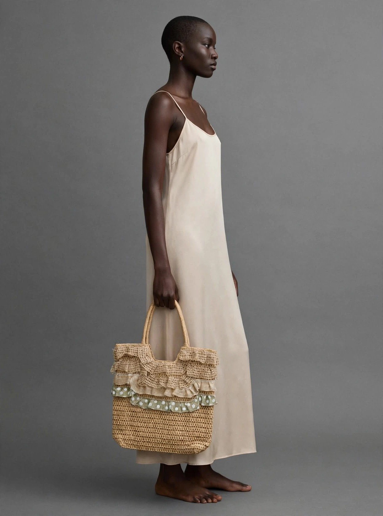 Modelo llevando bolso tejido decorativo